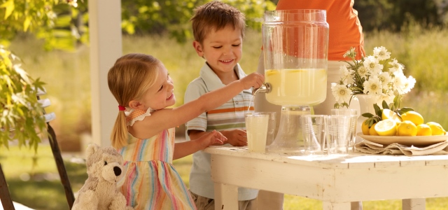 kids with lemonade
